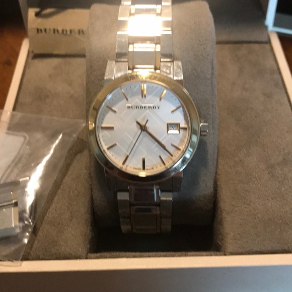 EUC Two-tone Burberry watch with date. - Picture 4 of 5
